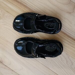 Born black shiny toddler shoes size 6